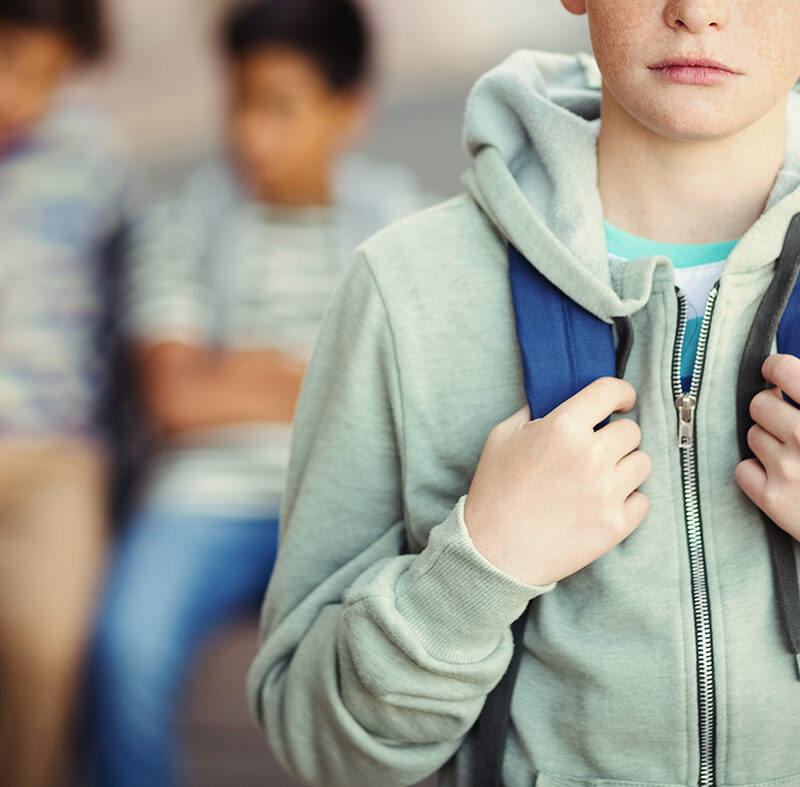 Imagen de joven saliendo del colegio
