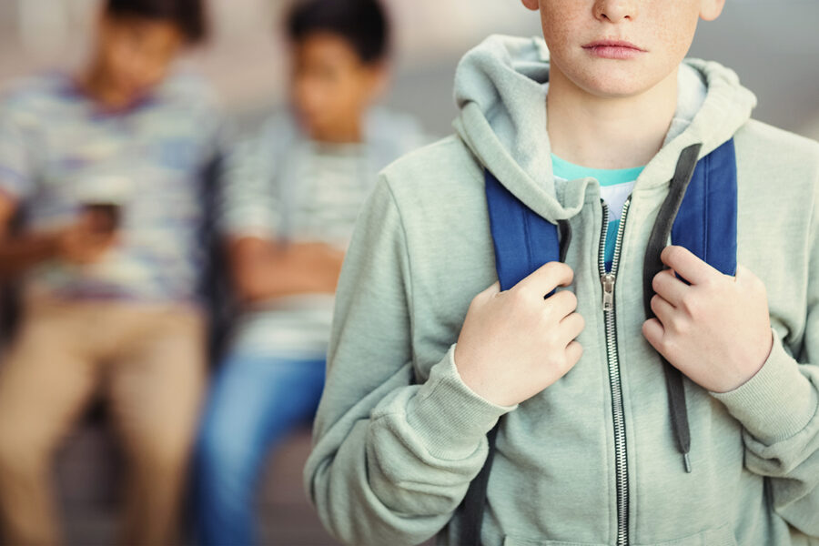 Imagen de joven saliendo del colegio