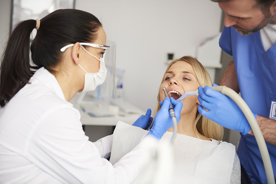 Imagen de revisión dental a una mujer