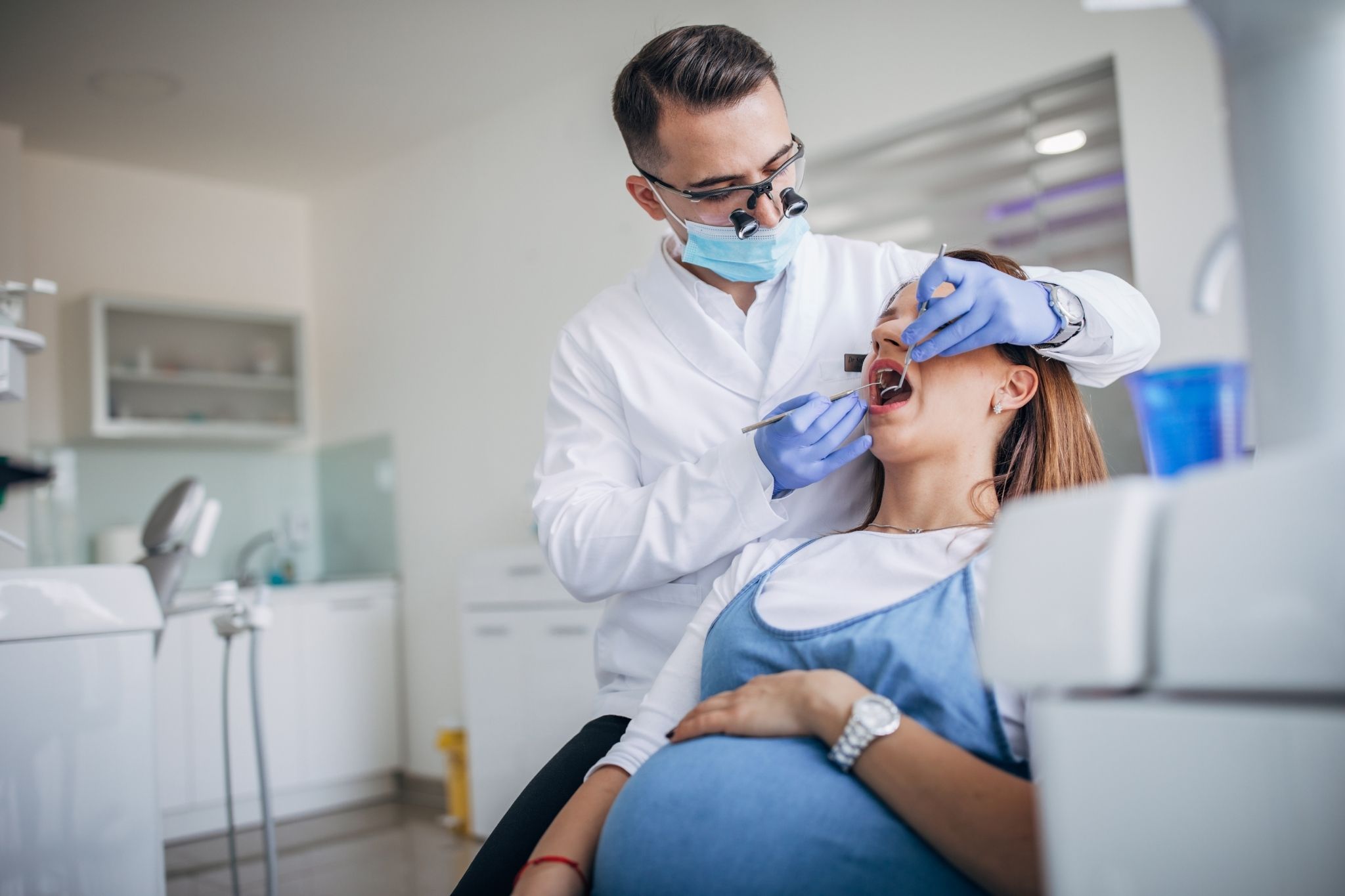 Imagen de mujer embarazada en el dentista